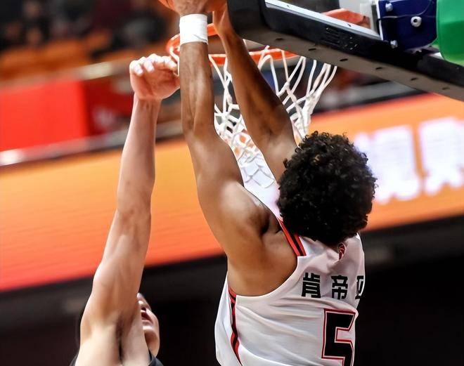 包含今晨欧联焦点战，山东男篮完成体检，话题不断，球队文化再被提及的词条