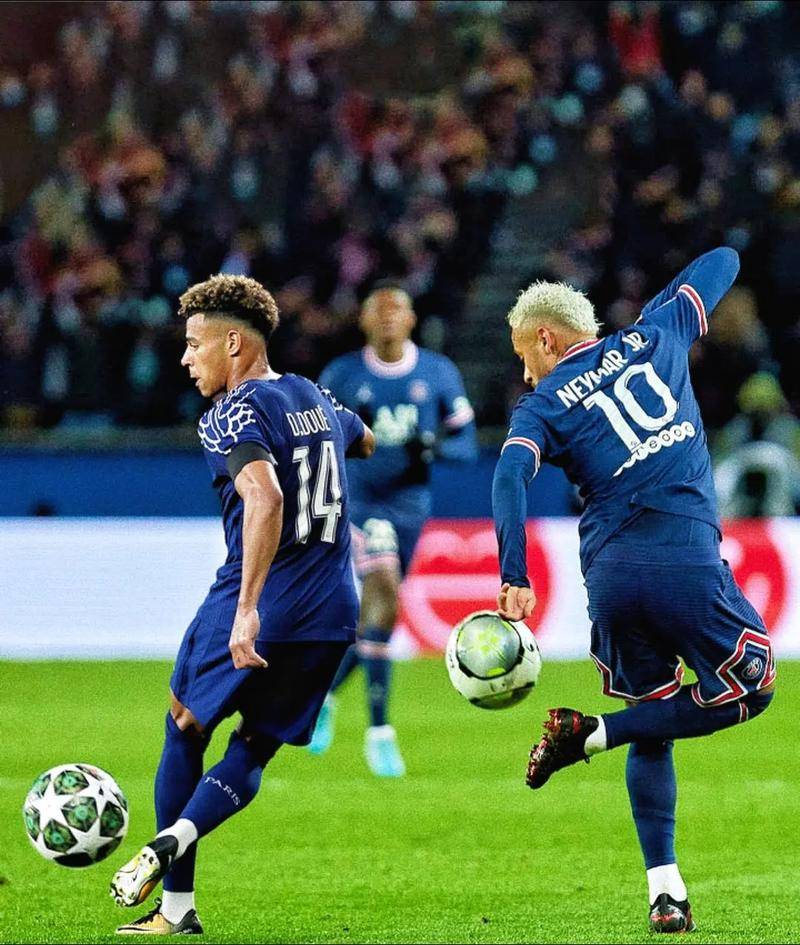 包含集结日巴黎圣日耳曼调整名单以备社区盾曼城围绕荷甲内部沟通之后，塞维利亚更衣室发声备战中超的词条